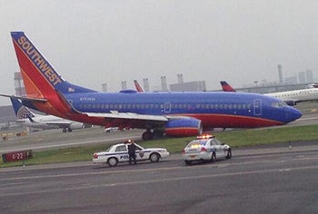 Southwest 737 Gear Collapse Shuts LaGuardia Runway - FLYING Magazine