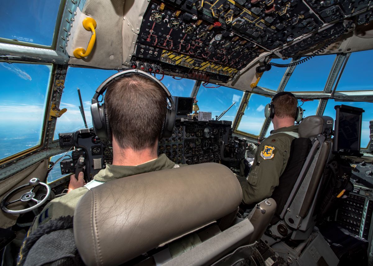 United Zeroing In On Military Pilots As Air Force Tempts Them To Stay ...