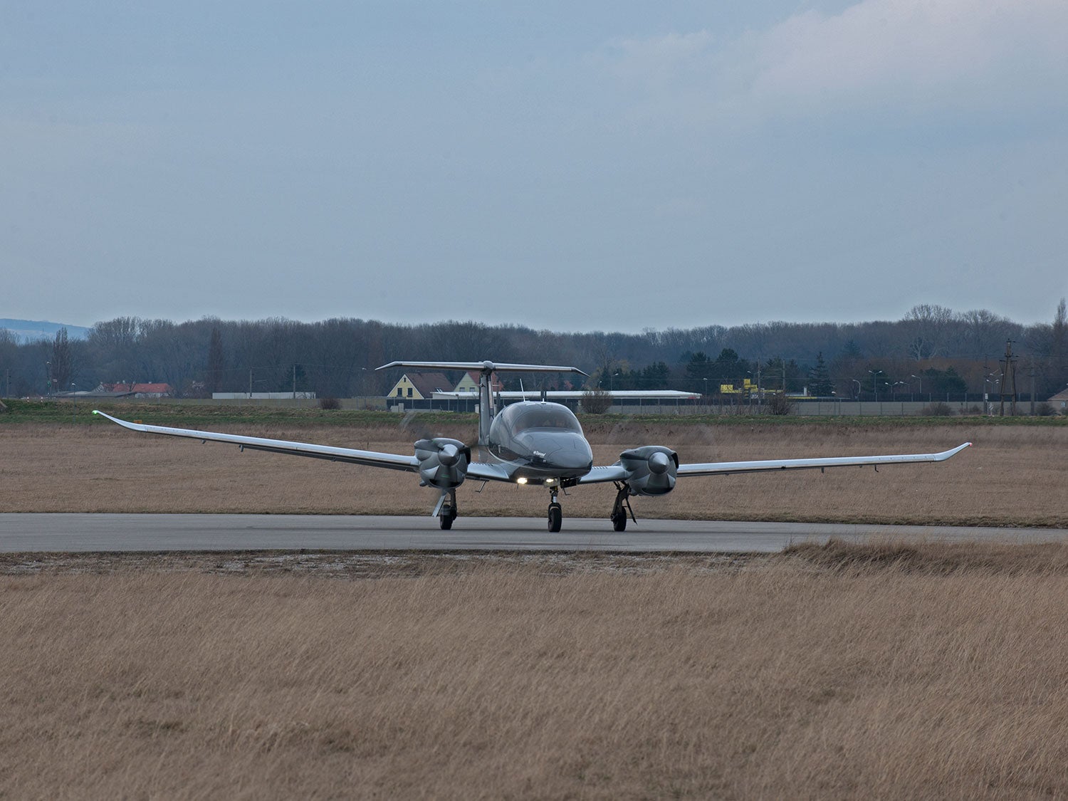 Diamond DA62 Taxiing